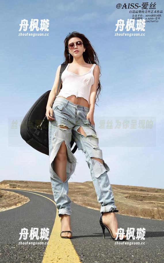 丝袜与丽莎的亲密接触：爱丝为你呈现的私拍乐趣