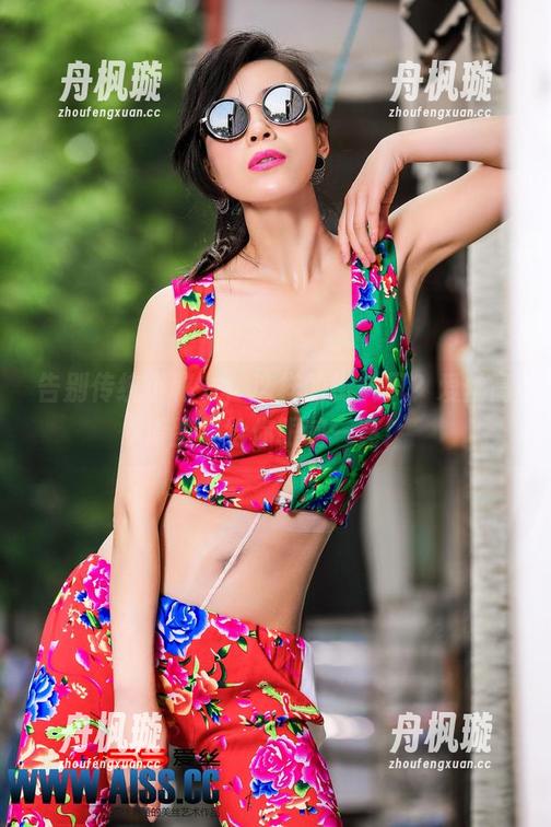 告别传统小秘书，这样的街头风？爱丝高清图集给你眼前一亮！
