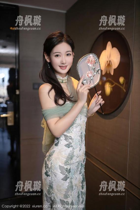 Xiuren秀人网-安琪Yee Xiuren秀人网 - 安琪Yee穿上制服,美图的引力连壁纸都要抵抗。