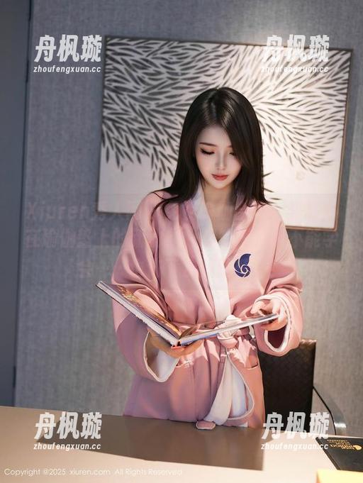 Xiuren秀人网 - 免费瑜伽合集：邹晶晶在瑜伽垫上的新动作，想知道我能不能学会……也许下次我就摔了！