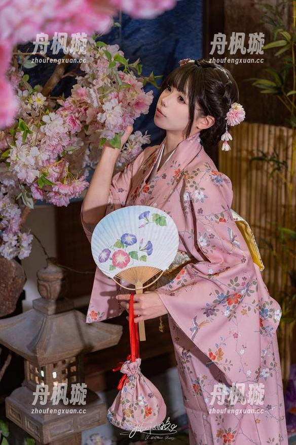 Yiko湿润兔 在高清壁纸里,Yiko湿润兔与坂崎百合的轻松日常
