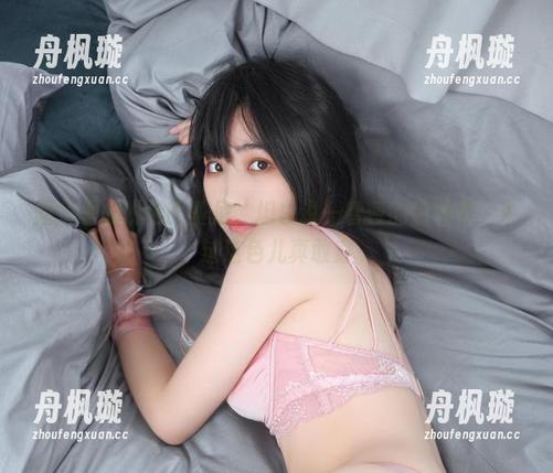 一智智 图片里的粉色比基尼,坦白说一智智的蛮吸睛,不过这色儿真敢穿