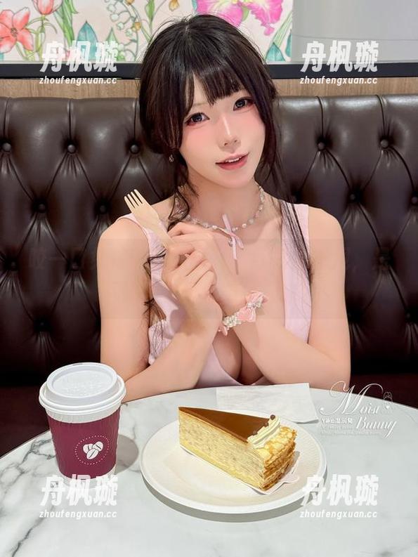 咬一口兔娘 咬一口兔娘的私房画风:红裙甩一甩,是不是连衣服都能嗨起来?