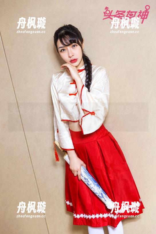 头条女神-语溪 头条女神 - 语溪制服眼镜:套图里总有一种颠覆日常的幽默感