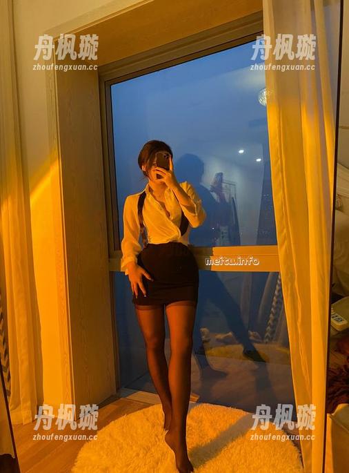 安妮yoo 微密圈 - 照片中安妮yoo的泳池时光,适合配上一个镜头,她的目光一定生动着。