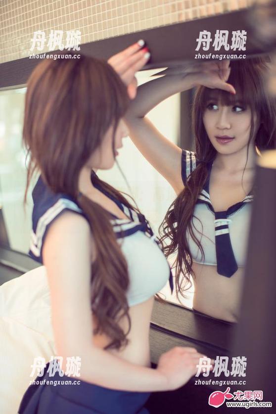 尤果网-心儿 尤果网 - 心儿的美脚:高清写真,光影下的诱惑