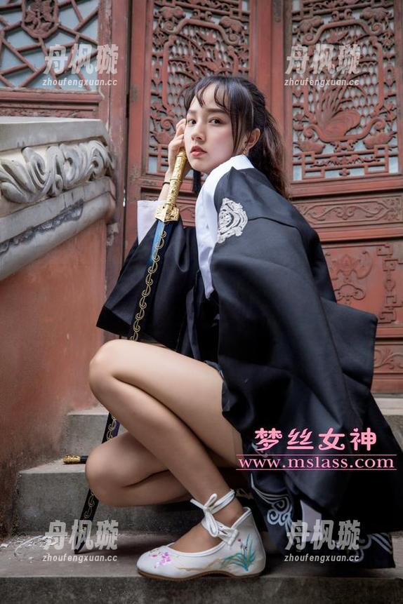 梦丝女神-莹仙女 梦丝女神 - 图集里的莹仙女,穿着校服,但完全没在上课的样子。