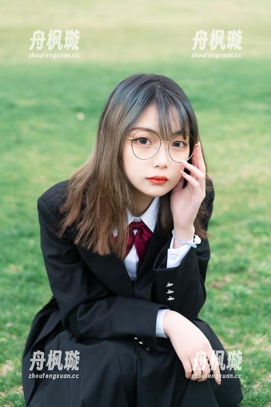 梨瑾瑾 看!梨瑾瑾穿着的户外黑长服,高清原图实在诱人,真希望我也有!