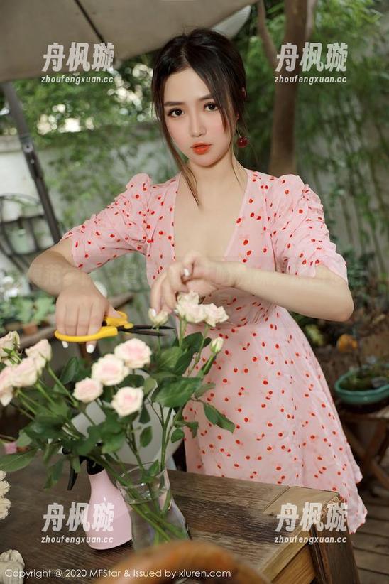 模范学院-草莓兔兔 模范学院 - 草莓兔兔大晒棉袜:原图也有青春气息