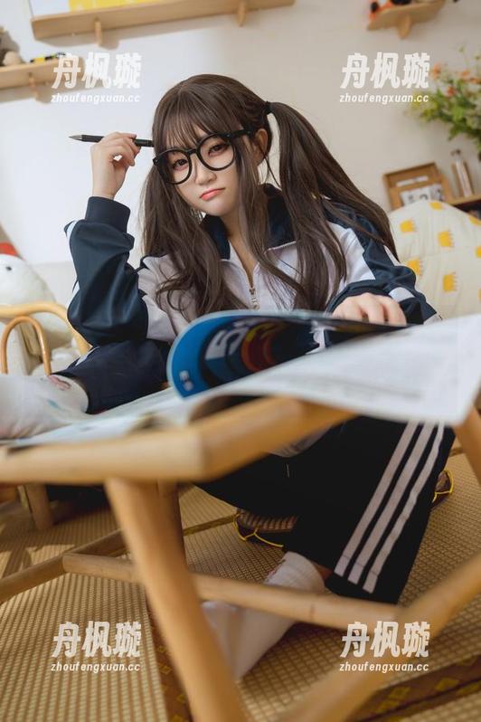 神沢永莉 这组写真里的神沢永莉啊,她的毛衣像在季节间游荡,图片里似乎还透着些微温暖。