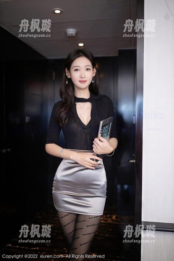 秀人网-伊思思niko 秀人网 - BundleofJoy!看伊思思niko的白丝与美图组合呈现的“层次感”——尤其在地板上。