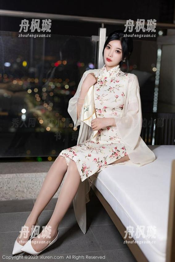 秀人网 - 艾小青的私拍：老板眼里的小秘书，竟如此撩人。