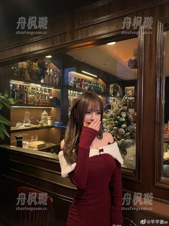 芊芊酱w 芊芊酱w说,她只需要一件泳衣和一张图片