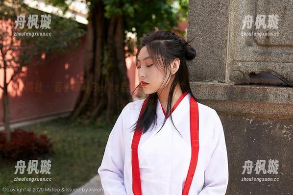 蜜桃社 - 看小草莓Berry美足合集的照片，差点让我想涂点指甲油在屏幕上。