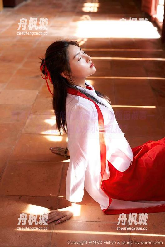 蜜桃社 - 雪飞的制服谜团，原图图册哪一张让我感到心中小鹿乱撞？