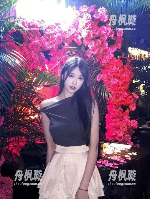 微密圈 - 把握细节，轩子巨2兔的酒红礼服分享里藏着小心思哦。