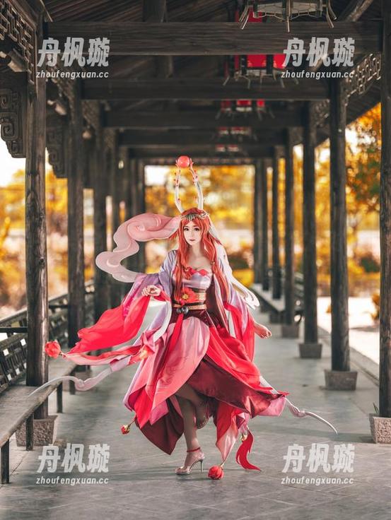 金鱼yui 白丝与金鱼yui:这不是穿搭,这是对水的重新理解!图集分享!