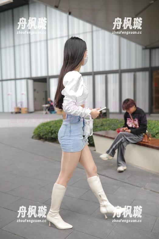 魔镜街拍-艾小青 魔镜街拍 - 图片里的艾小青,超短裙与肉丝的完美结合,真让人想问——哪里买的?