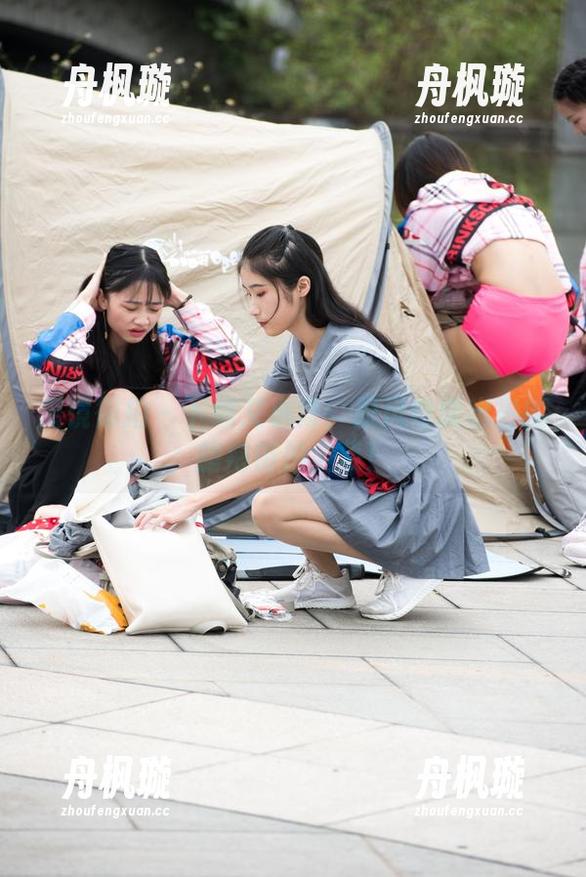 魔镜街拍-艾小青 魔镜街拍 - 下载艾小青:跟风也能出彩的旗袍街拍全集!